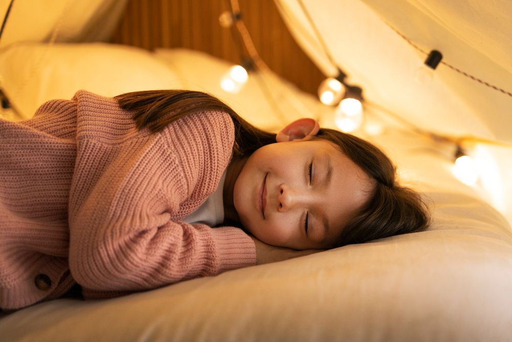 Anak mengalami gangguan tidur karena takut gelap atau khawatir sendirian? Berikut ini cara mengatasinya menurut psikolog!