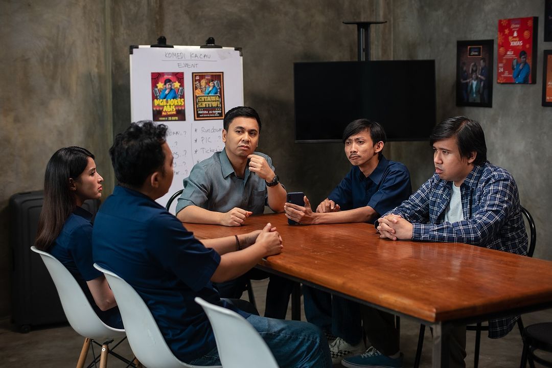 Raditya Dika segera rilis series terbaru berjudul Komedi Kacau. Yuk catat jadwal tayangnnya di Netflix.