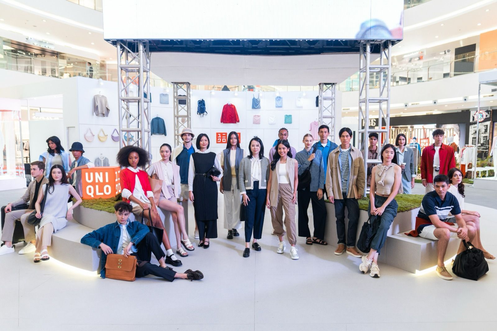 Penuhi kebutuhan gaya hidup modern, UNIQLO merilis koleksi Lifewear dengan pakaian yang ringan dan versatile. Termasuk menggandeng Maudy Ayunda.