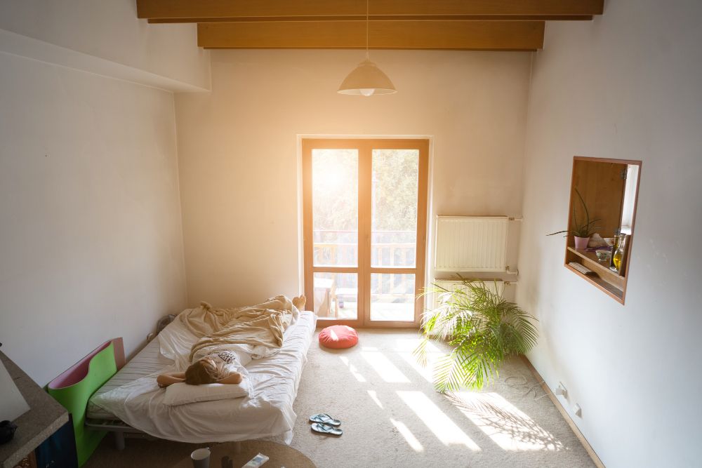 Lima tips menata kamar tidur agar menarik feng shui positif. Mulai dari memperhatikan posisi sampai pemilihan warna.