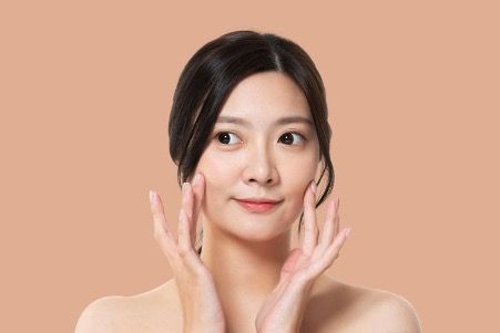 Kulit wajah kusam menjadi salah satu tanda kulit lelah. Selain itu, apa lagi tanda kulit lelah? Simak penjelasannya!