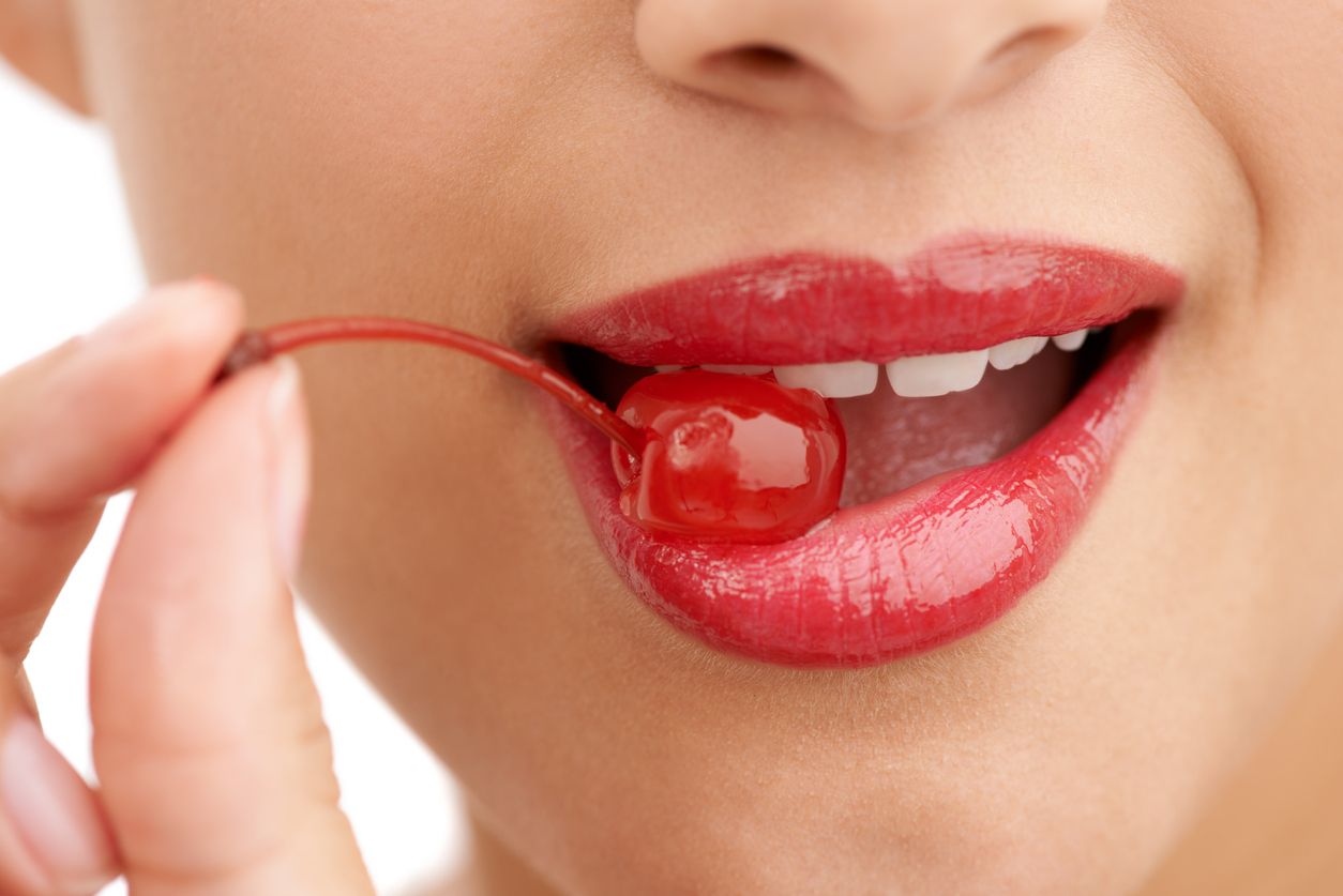 Warna red cherry atau merah ceri menjadi tren make up yang viral di TikTok belakangan ini, berikut pilihan referensi make up yang bisa dicoba.