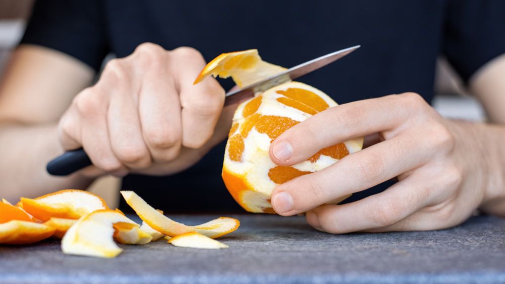 Disebut jadi salah satu metode mengetes rasa cinta pasangan, apa itu orange peel theory yang pernah viral di media sosial? Cari tahu penjelasannya.
