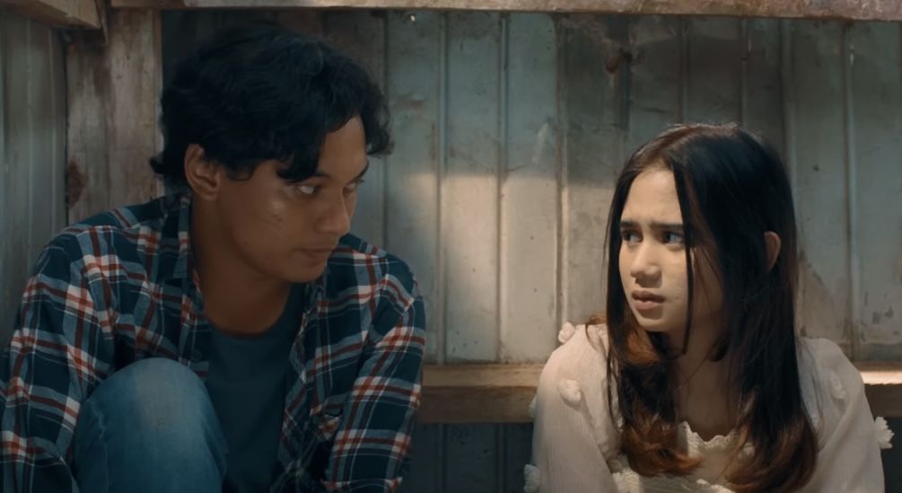 Ceritakan konflik saat pemilihan kepala desa, berikut sinopsis film hingga jadwal tayang Setengah Hati. Ada Tissa Biani sebagai pemeran utama.