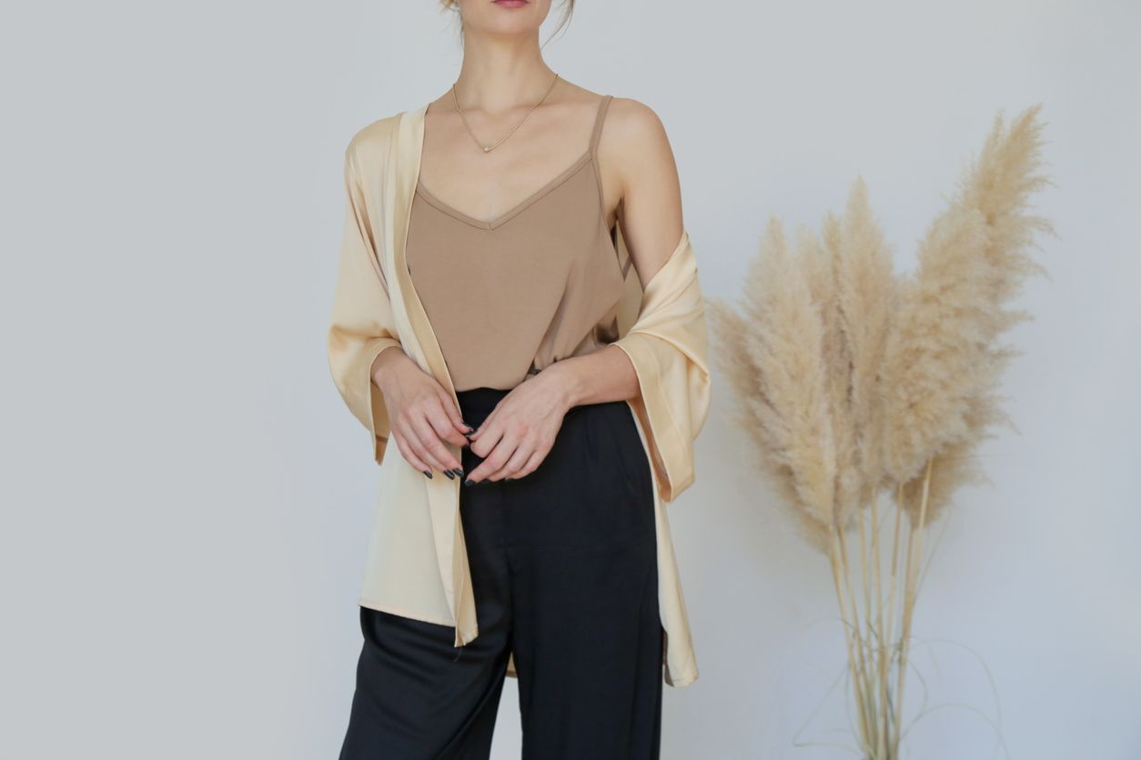 Tidak selalu menggunakan baju terusan long dress, ini beberapa ide lainnya untuk hadiri kodangan dengan oufit elegan nan sederhana.