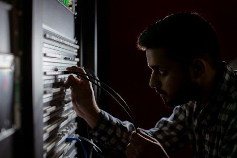 Server memiliki peran penting dalam bisnis, baik yang berskala kecil maupun besar. Untuk investasi perusahaan, berikut tips memilih server yang tepat