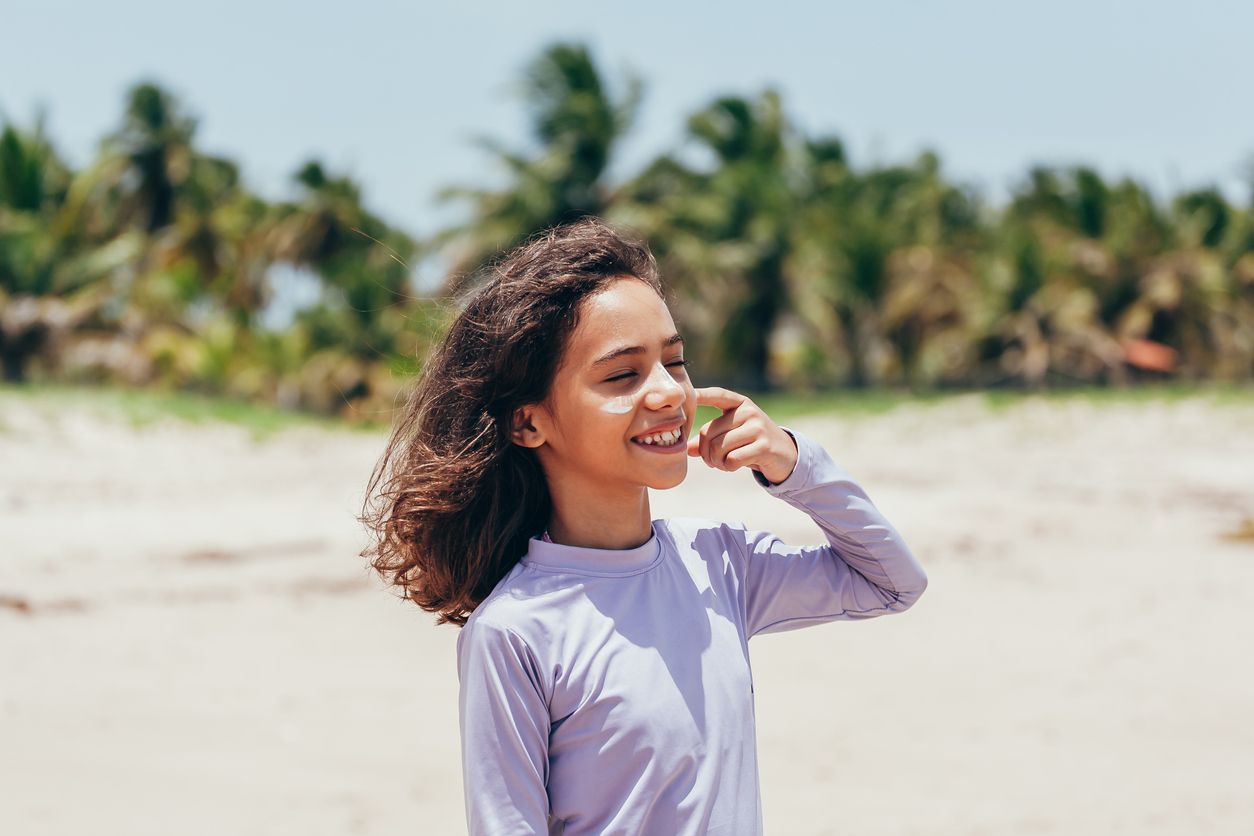 Viral di TikTok OSIS razia sunscreen. Padahal kata ahli, sunscreen penting dipakai sedini mungkin. Lantas, sejak usia berapa bisa pakai sunscreen?