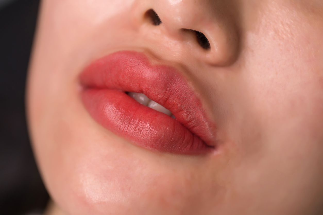 Berikut ini penjelasan dokter tentang 5 tips mencerahkan bibir yang mudah tanpa perlu lip tattoo viral di TikTok.