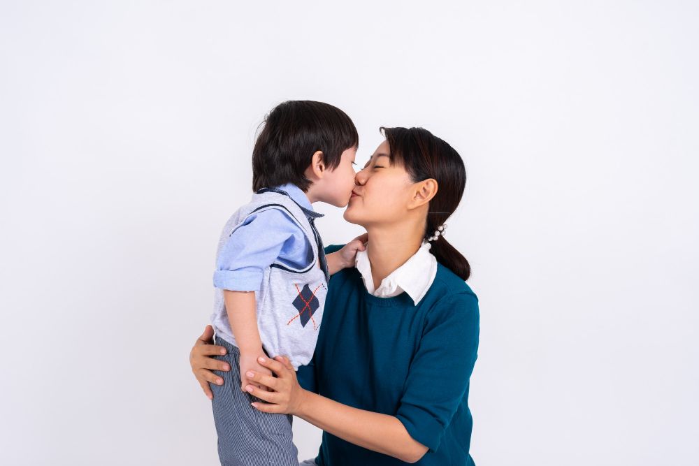 Cara menghadapi anak yang ketakutan karena gigi susunya akan tanggal. Hindari menenangkannya dengan cara ini!