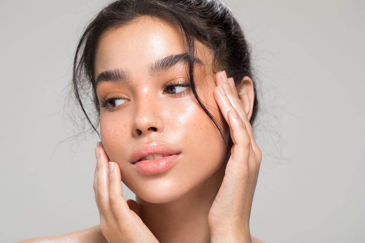 Siapa bilang harus ribet untuk tampil cantik sehari-hari? Ini lima tips makeup simpel untuk kuliah atau kerja.