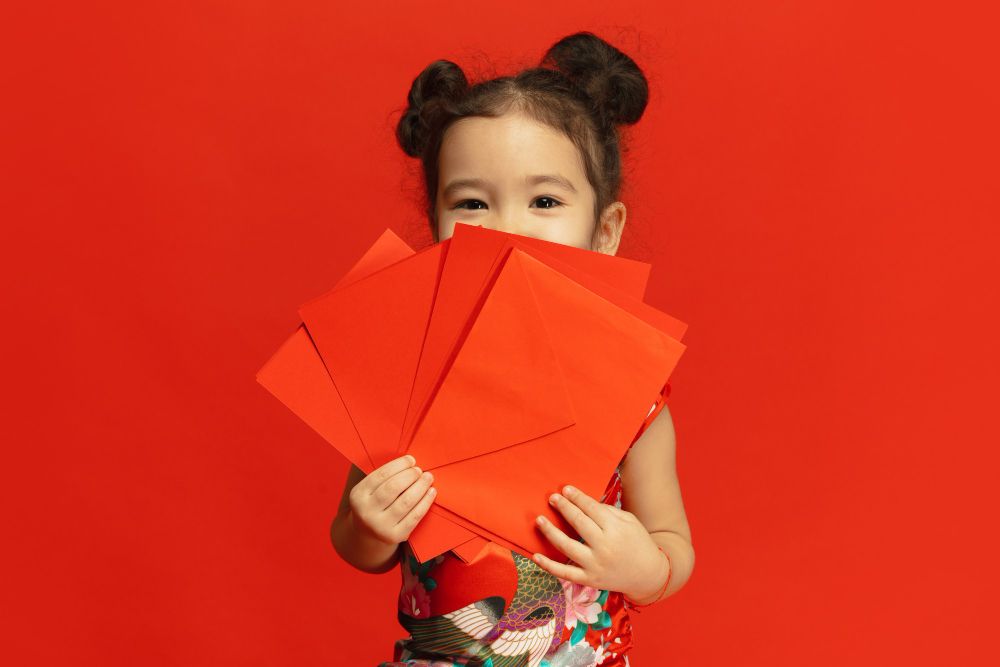 Uang angpao Imlek 2024 yang diterima anak harus diapakan? Begini cara mengajarkan anak mengelola uang sejak dini dengan alokasikan angpao!