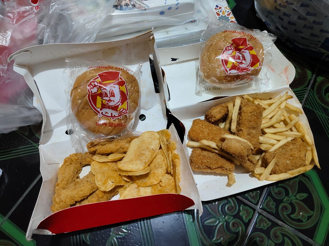 Menu Albaik viral di TikTok: 5 Pcs BAIKEEZ Chicken Breasts Meal (kiri) dan 7 Pcs Chicken Nuggets Meal (kanan) 