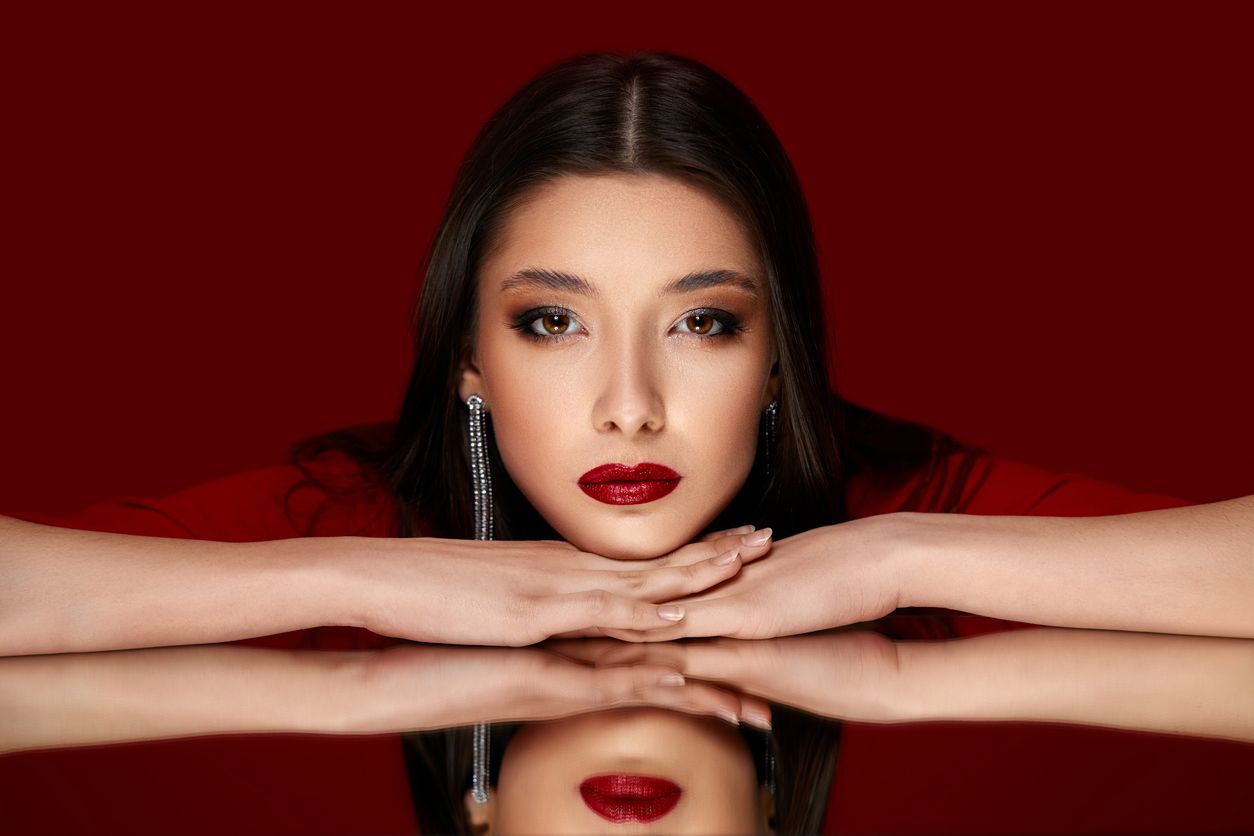 Untuk riasan Imlek, kamu bisa memakai lipstik warna merah. Tapi pastikan lipstik merahnya sesuai skin tone. Ini caranya.