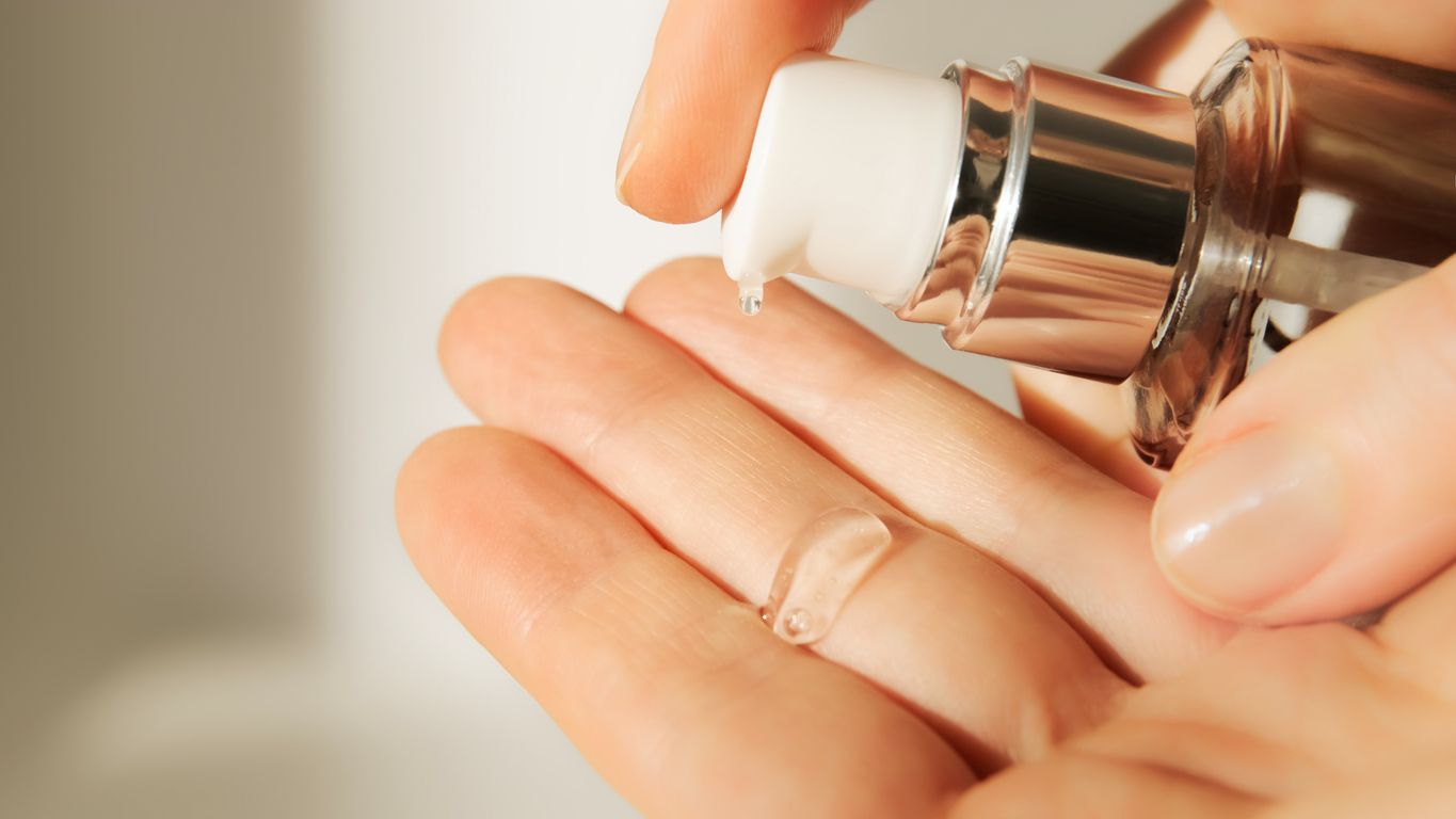 Bahan aktif skincare yang viral di TikTok, dokter jelaskan kalau retinol bisa dipakai dua kali sehari, simak selengkapnya.