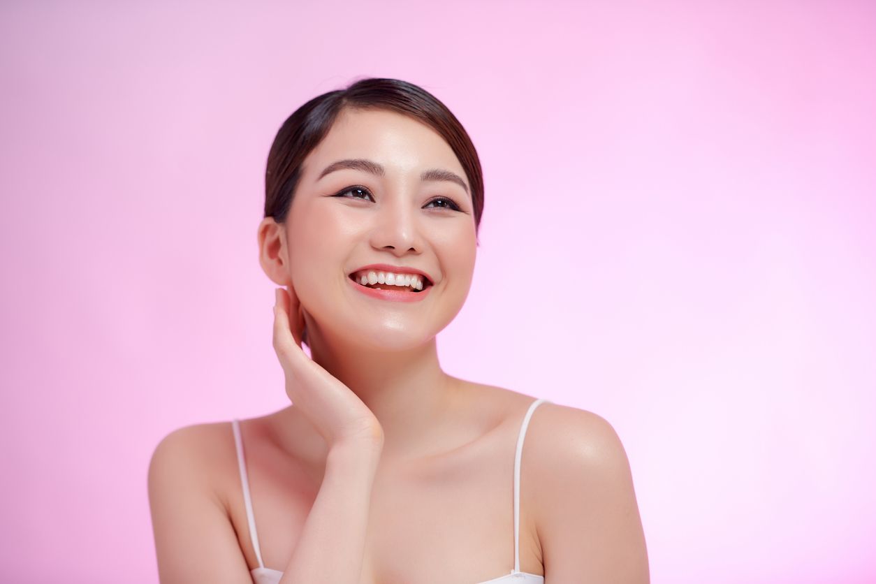 Berikut ini 3 tips makeup natural skin glow yang jadi tren riasan wajah di 2024, salah satunya pakai kosmetik sesuai warna kulit.
