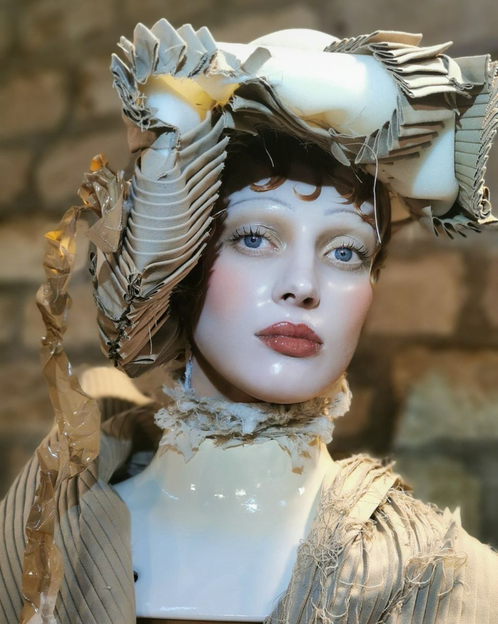 Porcelain skin look jadi tren makeup viral di TikTok. Ternyata makeup ini dibuat oleh Pat McGrath untuk pagelaran busana Maison Margiela.