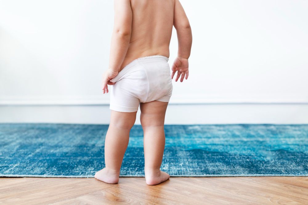 Kawan Puan mendapati anak sering melepas lagi baju yang sudah kamu pakaikan? Ini penyebab dan cara mengatasinya!
