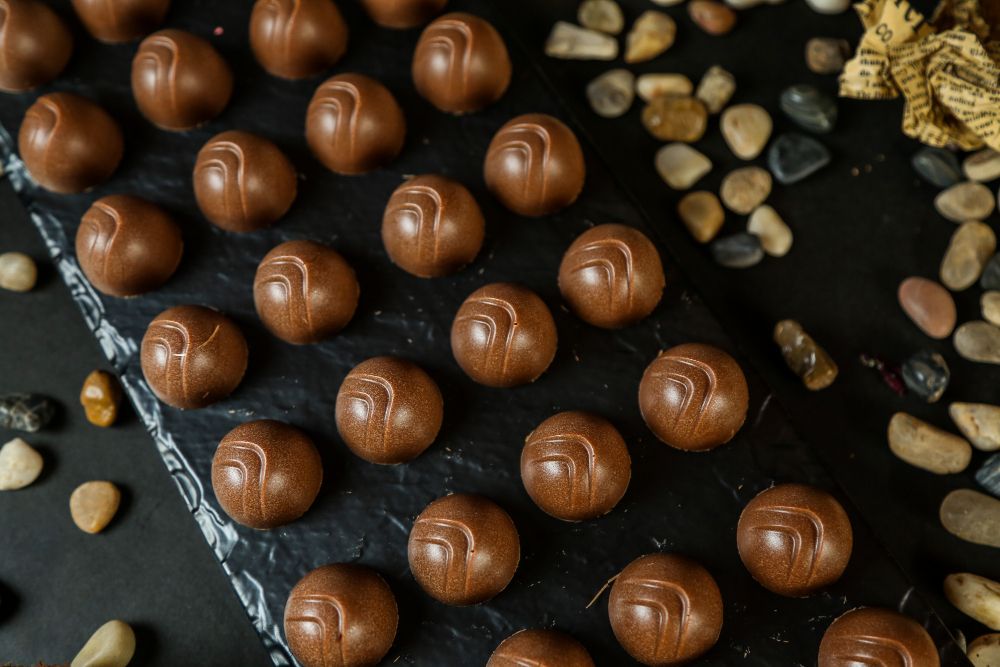 Bisa jadi ide hampers valentine, berikut resep membuat bola-bola cokelat. Camilan enak yang mudah di buat di rumah.
