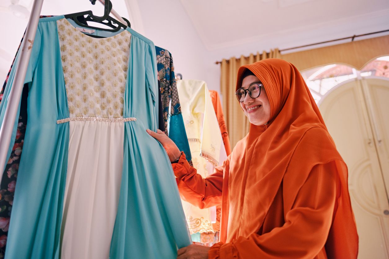 Untuk mewujudkan ide usaha baju lebaran, kenali dulu lima jenis gamis yang disukai di momen Ramadan berikut ini.