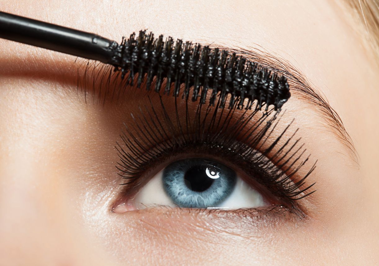 Berikut ini 3 tips memilih maskara sesuai warna mata, cocok bagi yang suka pakai soft lens warna-warni.