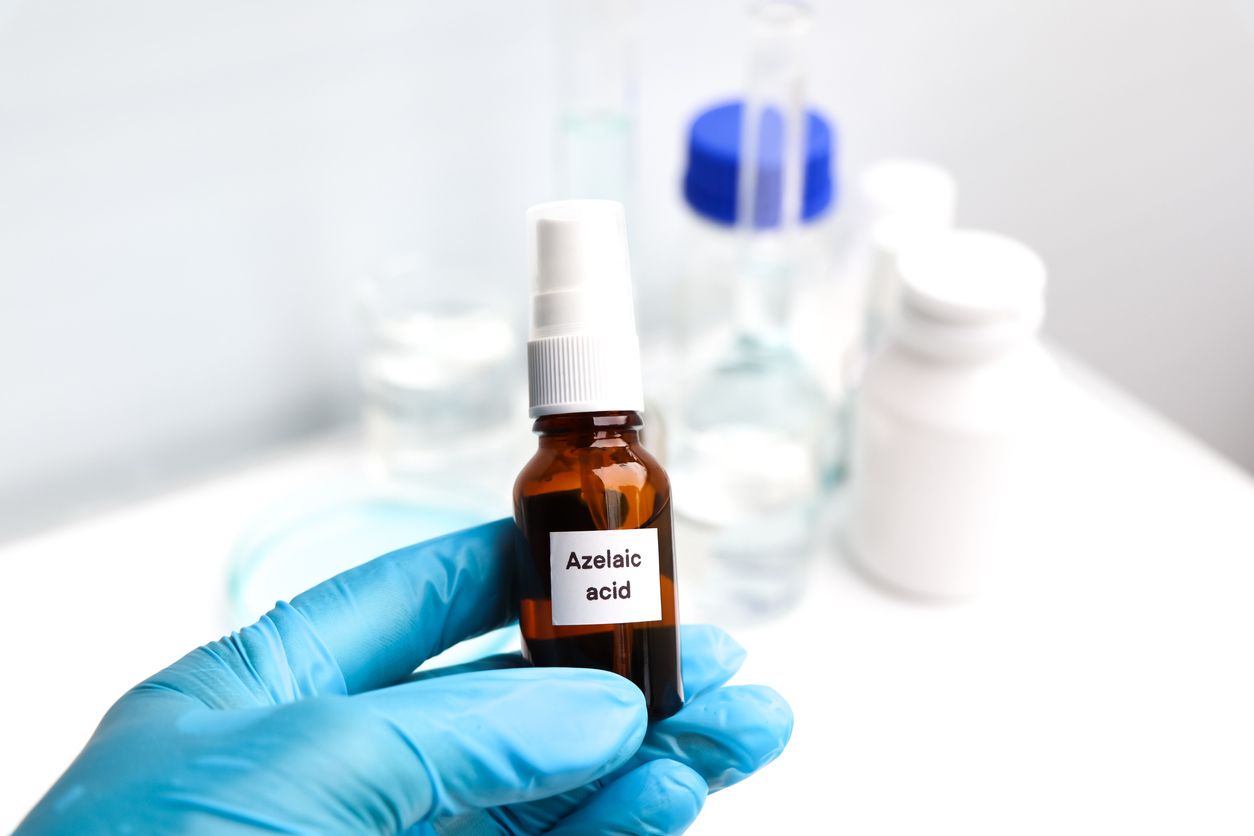 Berikut ini penjelasan mengenai apa itu azelaic acid yang merupakan bahan alami dalam skincare viral di TikTok.