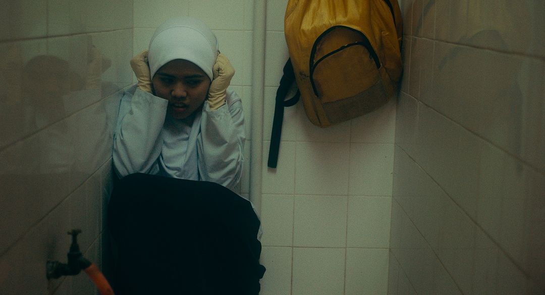 Ternyata, ada beberapa adegan dalam film Tiger Stripes yang tak lolos sensor saat tayang di bioskop Malaysia sehingga harus dihilangkan. Adegan apa?