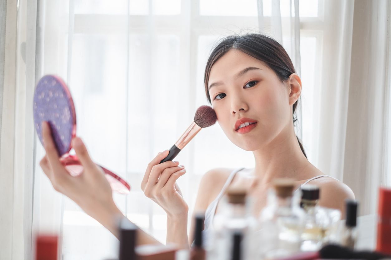 Berikut ini 3 cara memilih blush on sesuai dengan warrna kulit, salah satunya perhatikan skin tone-mu, simak selengkapnya.
