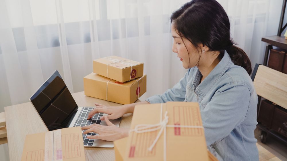 Jangan ragu jadi dropshipper, ini keuntungan jika menjalankan ide usaha dropship selain mendapatkan cuan tambahan.