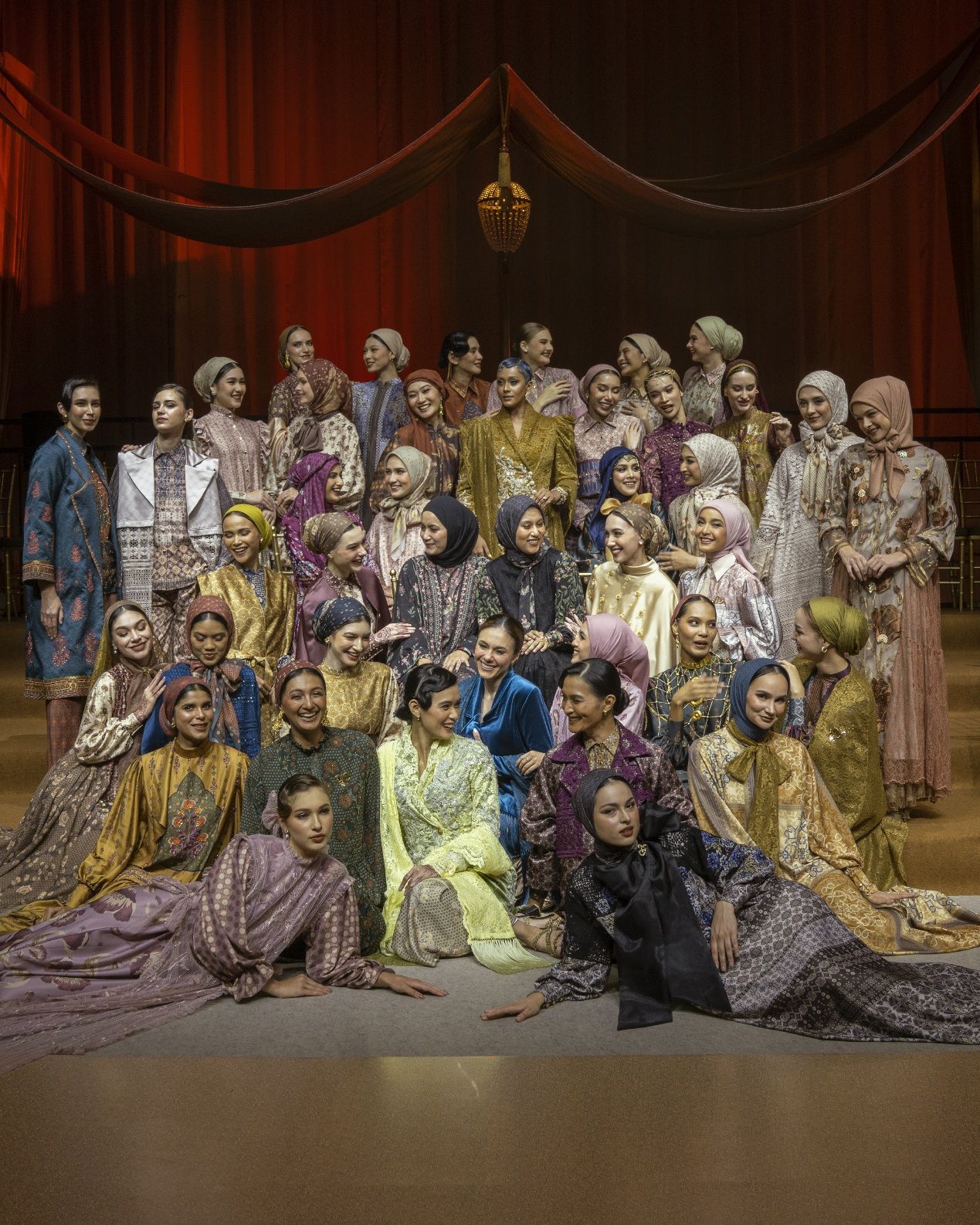 Heaven Lights hadirkan koleksi modest fashion Ghiza yang padukan budaya Arab dan Jawa dengan permainan motif bunga, yang cocok jadi baju lebaran.