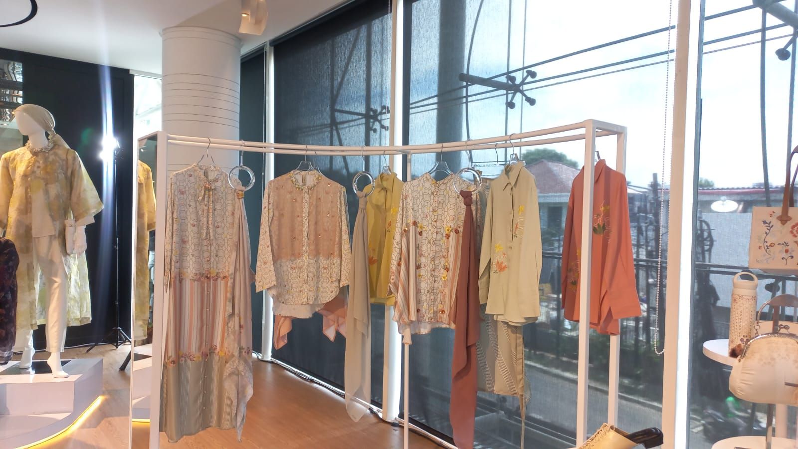 Berikut rekomendasi baju Lebaran 2024 dari Aleza dengan nama koleksi Aleza Raya dengan warna monokrom dan pastel.