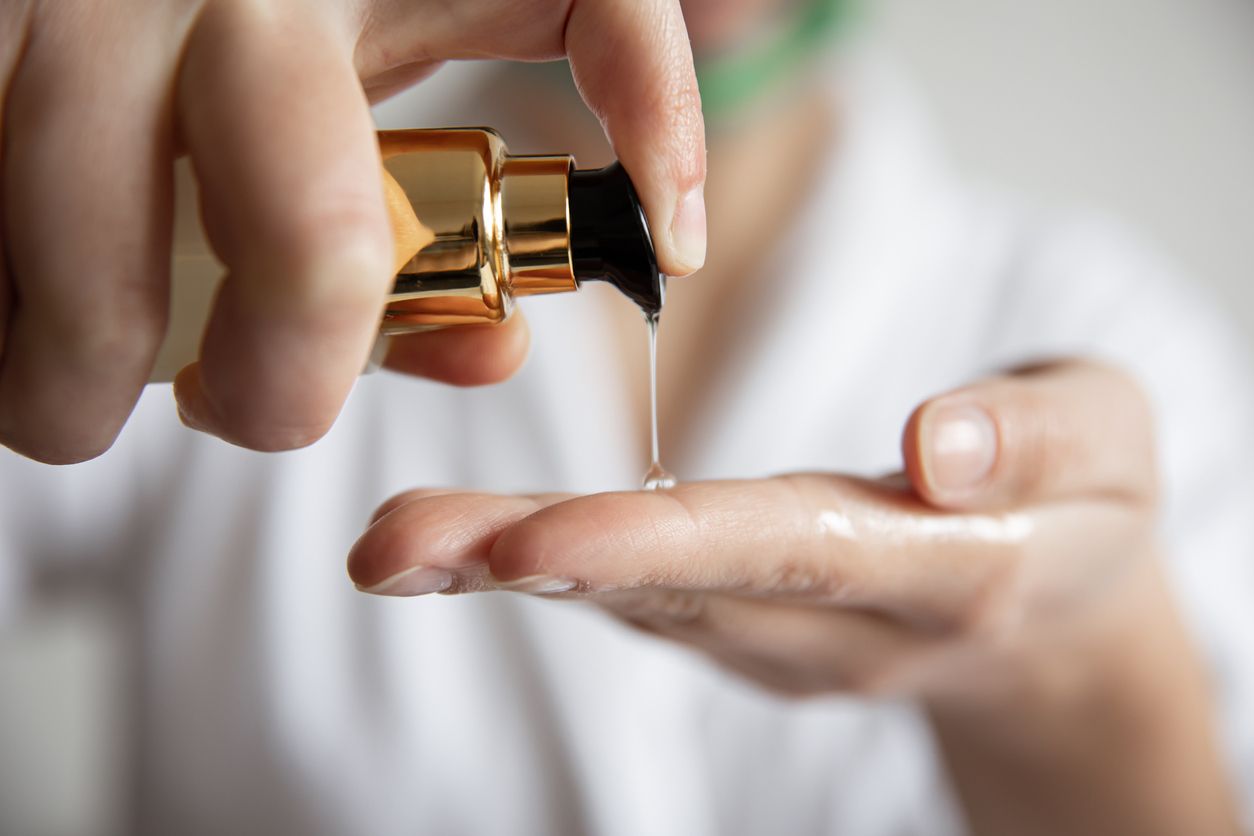 Berikut ini 5 rekomendasi cleansing oil, bisa dipakai untuk oil gritting, metode membersihkan wajah yang viral di TikTok.