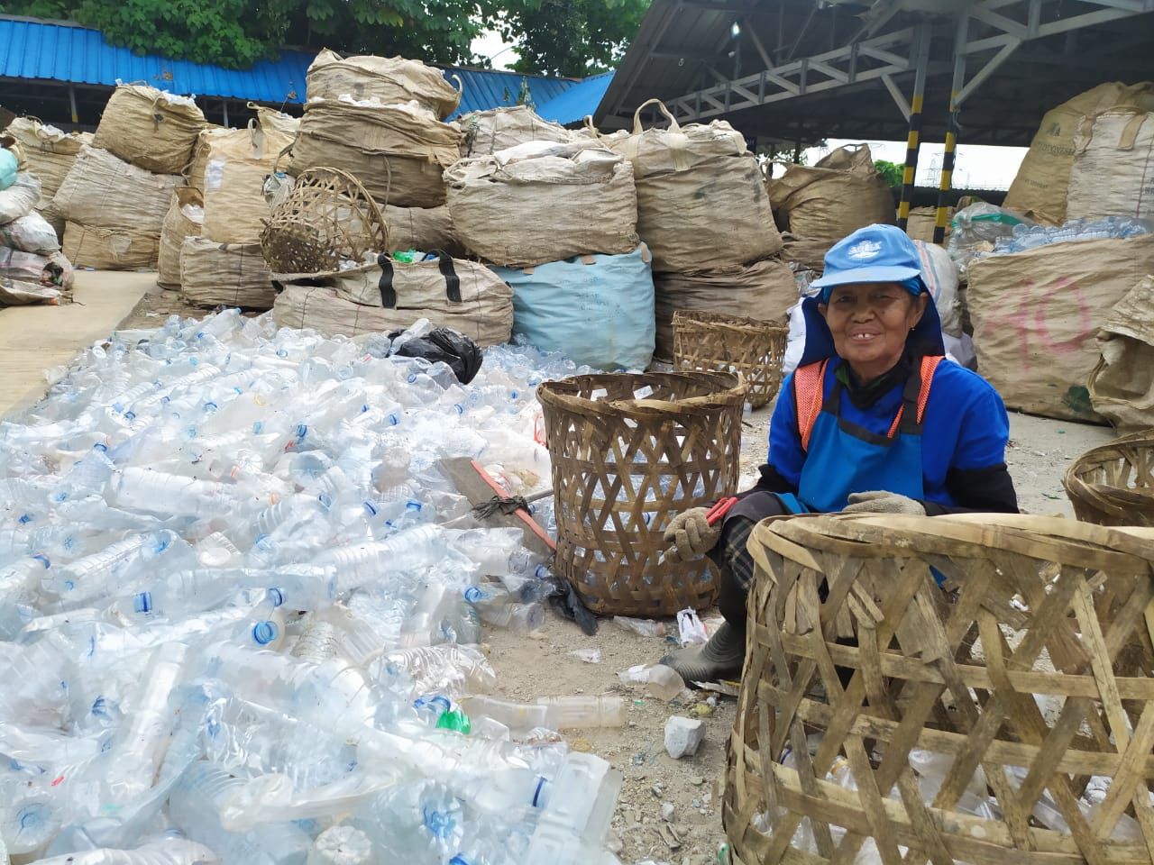 Pemerintah Indonesia mencanangkan target Indonesia Bersih Sampah 2025, para pemulung ini ikut berkontribusi dalam unit bisnis daur ulang.