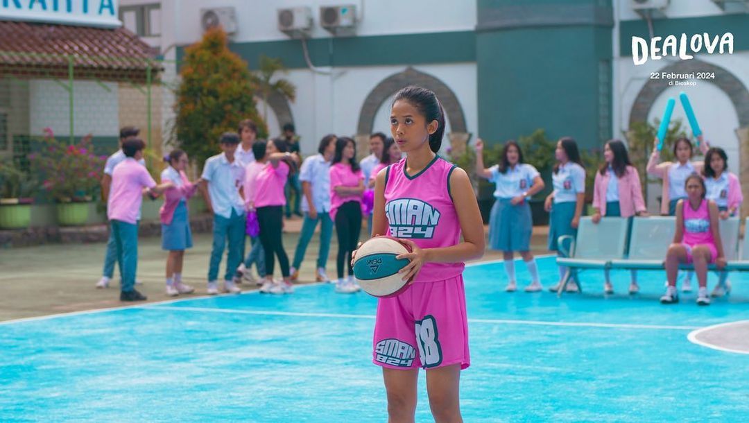 Sinopsis film Dealova 2024 mengisahkan cerita cinta segitiga sang karakter perempuan, berikut daftar pemainnya, salah satunya ada Givina Lukita.