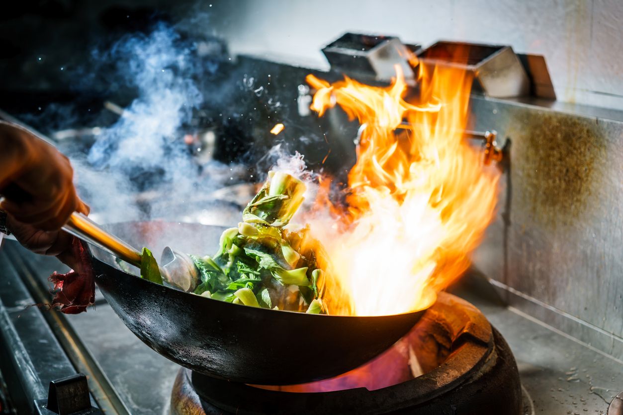 Berikut ini 3 tips memasak ala restoran chinese food, antara lain pakai bumbu beragam dan masak di wok.