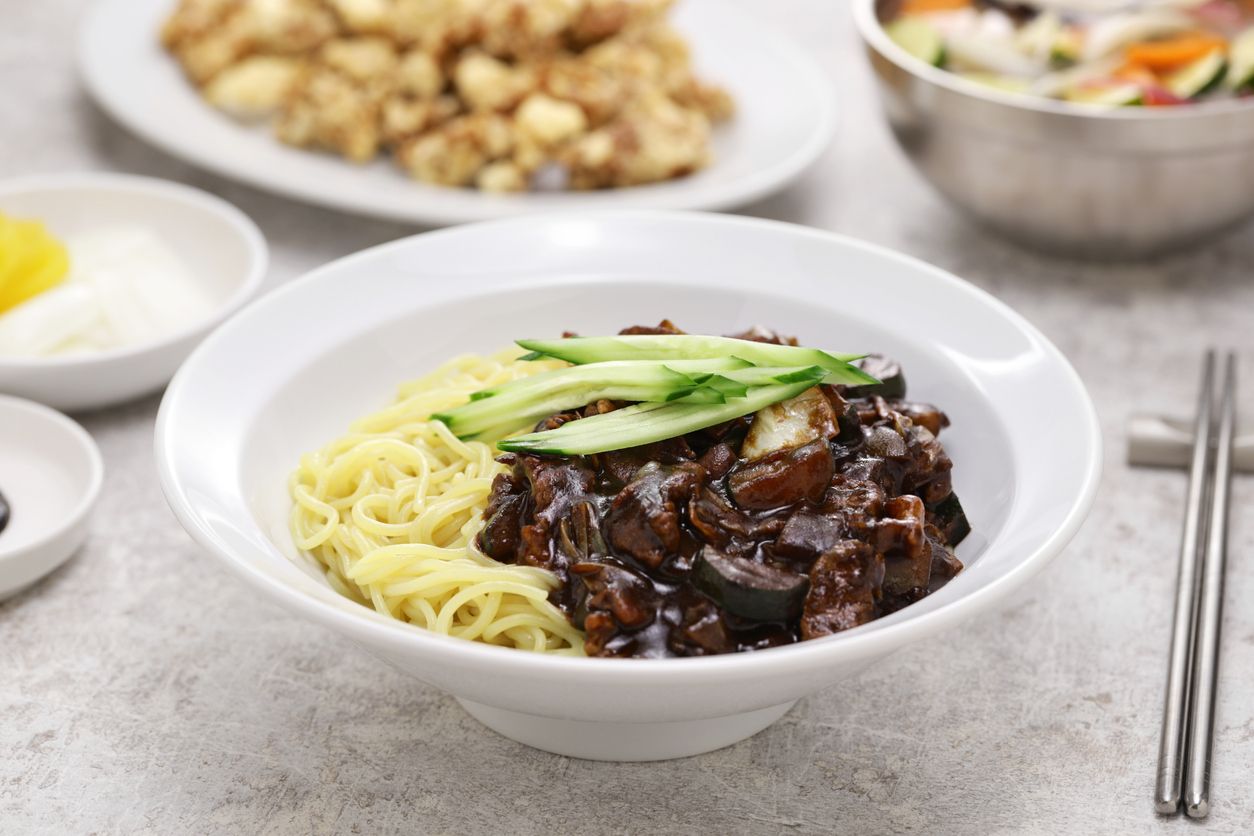Berikut ini 5 tips membuat jajangmyeon, kuliner khas Korea yang viral di TikTok, salah satunya pakai banyak bawang bombai.
