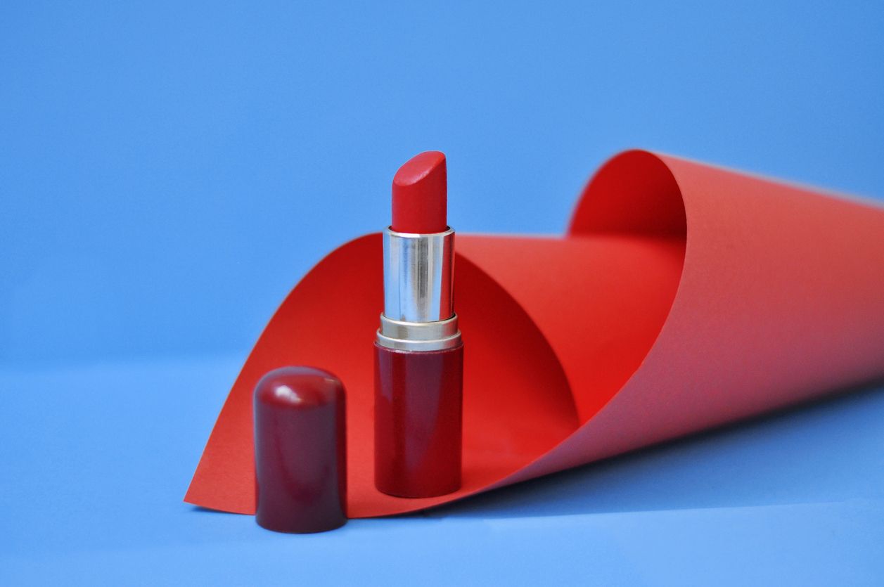 Berikut ini penjelasan makeup artist mengenai bahaya memakai lipstik yang sudah kedaluwarsa, simak selengkapnya.