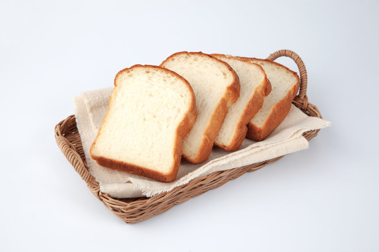 Ingin mencoba membuat roti tawar sendiri di rumah dimulai dari membuat adonannya? Berikut tips membuat roti tawar ala Luvita Ho yang viral di TikTok.