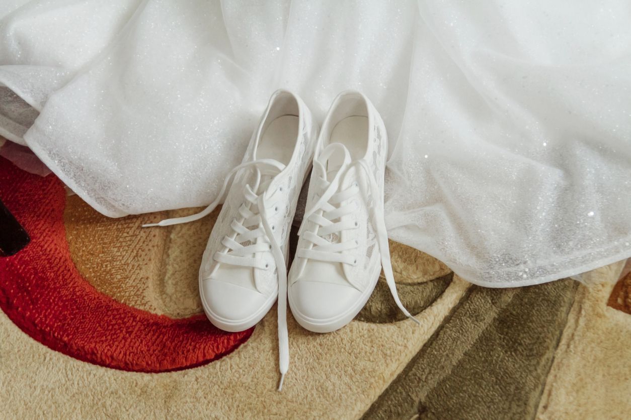 Sneaker adalah fashion item viral di TikTok. Ini lima jenis sneakers yang cocok dipakai dengan dress atau rok.