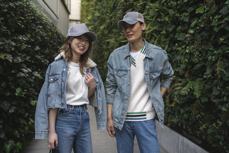 Berikut ini rekomendasi baju couple dengan model trendi yang bisa kamu dapatkan di Shopee dengan harga mulai Rp75 ribuan. Simak ulasan lengkapnya.