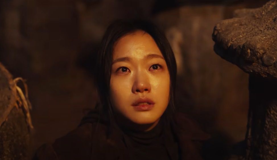 Sinopsis film Exhuma, film horor Korea Selatan yang segera tayang di bioskop Indonesia. Ceritakan karakter perempuan pengusir hantu.