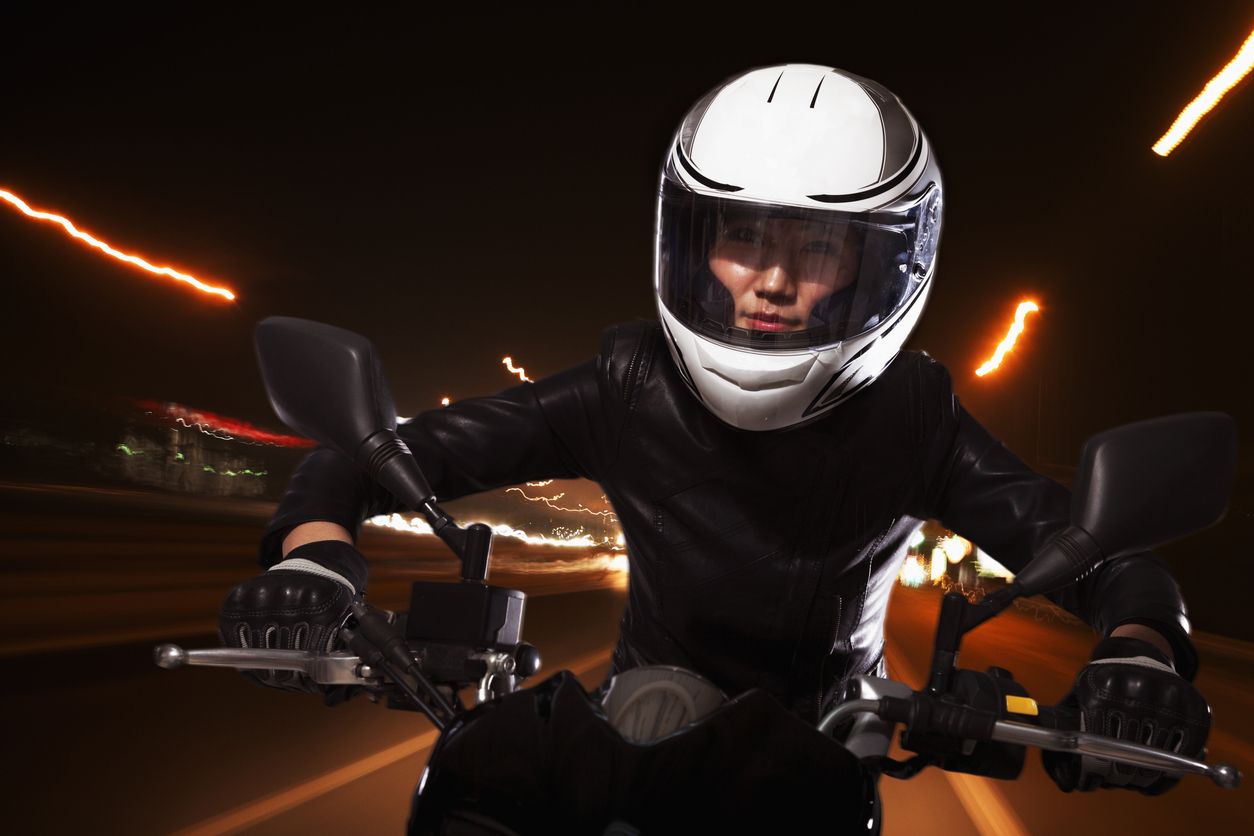 Viral di TikTok, dokter bagikan 3 tips skincare untuk perempuan yang suka naik motor, salah satunya jangan sering pakai eksfoliator.