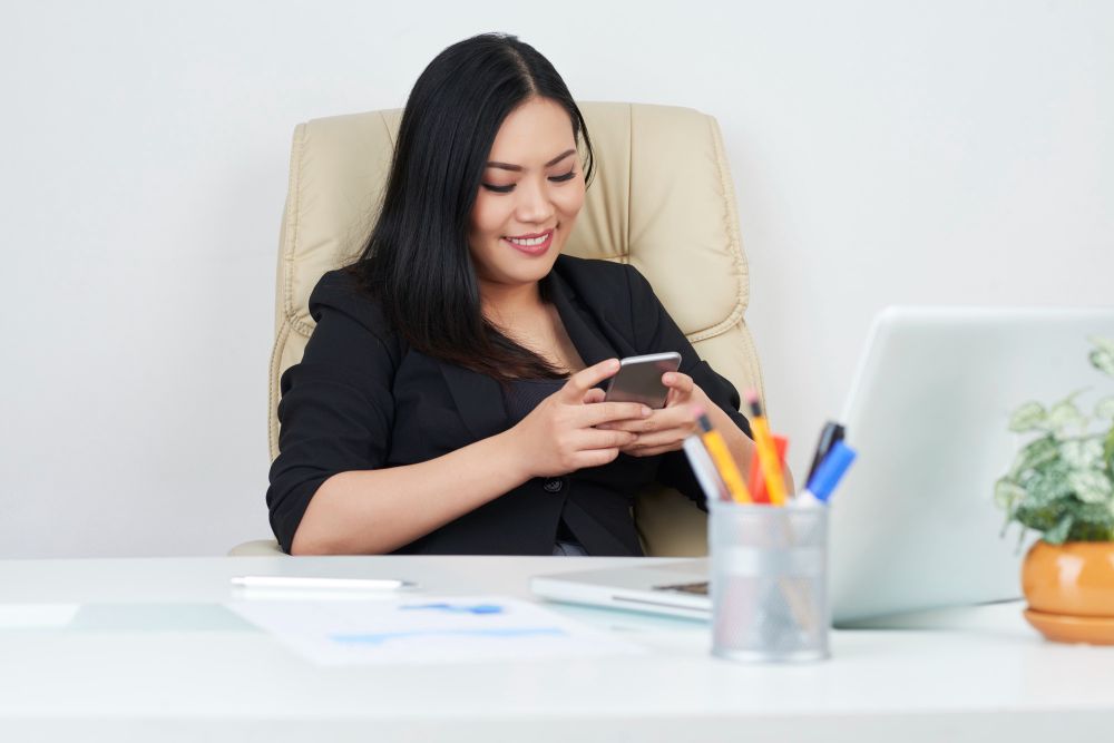 Dapat menurunkan produktivitas, begini cara mencegah cyberloafing yang sering dilakukan karyawan selagi bekerja.