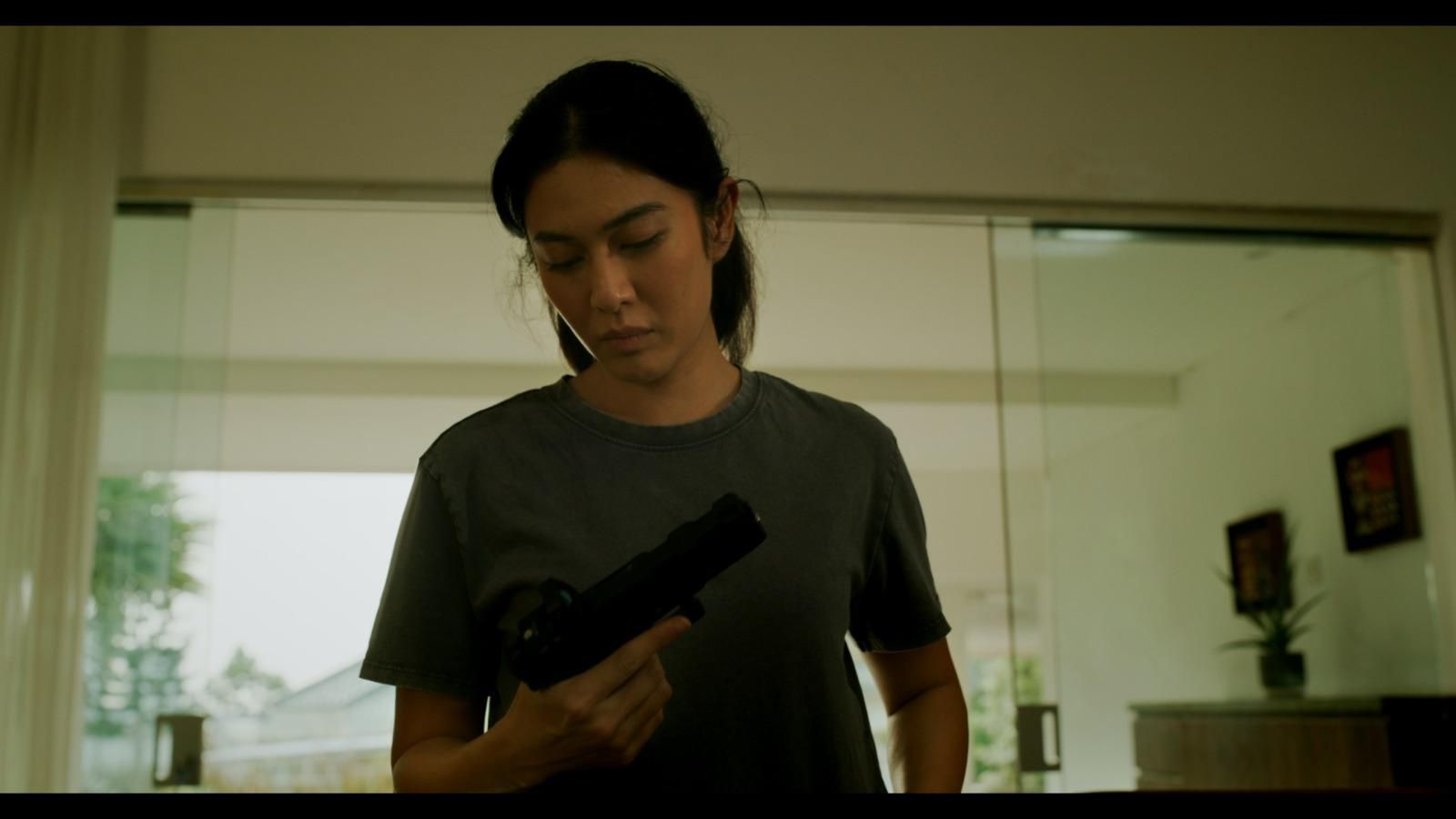 Sinopsis series Ratu Adil yang dibintangi Dian Sastrowardoyo menceritakan kisah perlawanan  dan balas dendam ibu rumah tangga terhadap mafia 9 naga.