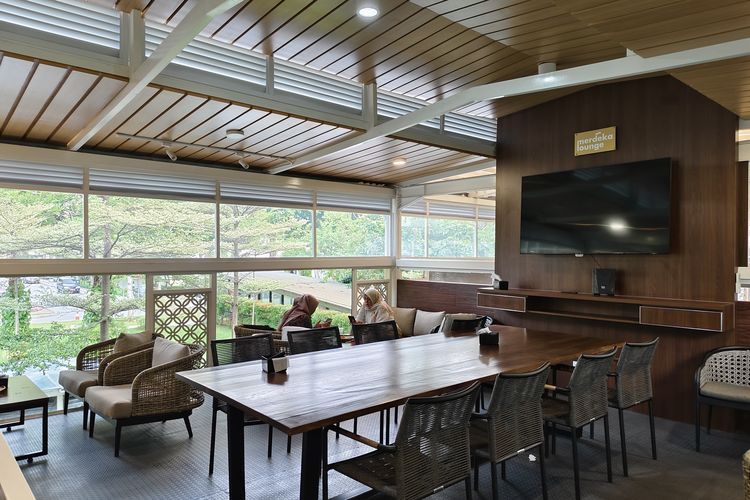 Berikut ini 3 tips ke Merdeka Lounge, kafe semi terbuka yang berlokasi di Istana Merdeka, Jakarta Pusat.