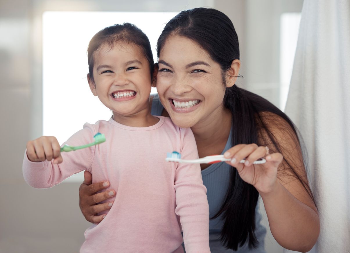 Penting untuk membiasakan anak rajin sikat gigi agar kebersihan giginya terjaga. Simak penjelasannya!