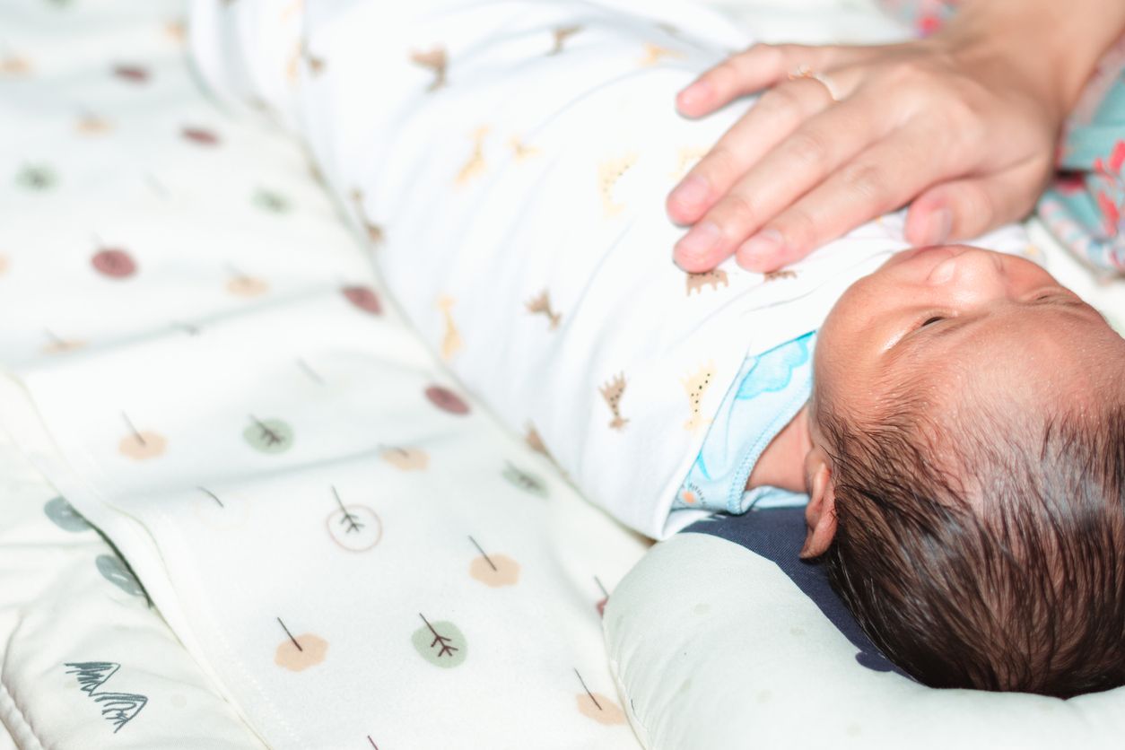 Dampak baik dari membedong bayi seperti yang viral di TikTok nyatanya belum terbukti kebenarannya, ini yang harus diwaspadai oleh Kawan Puan.