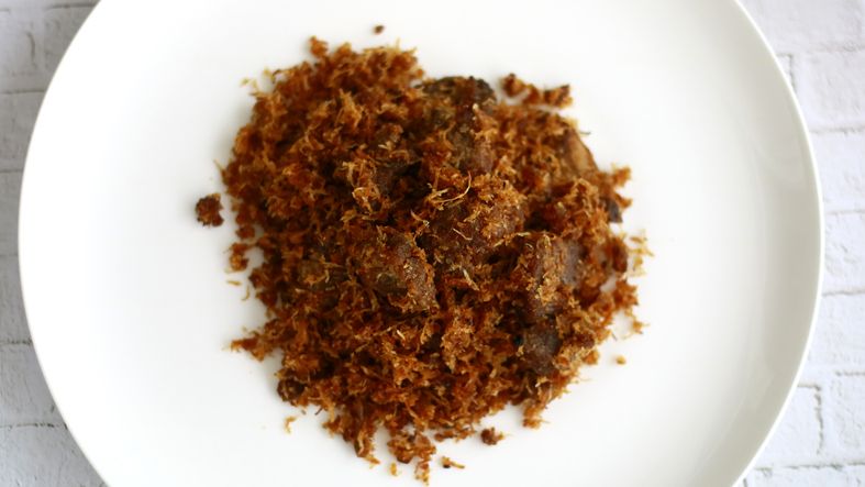 Bisa jadi stok lauk sahur selama Ramadan, begini resep dan langkah membuat serundeng daging yang nikmat.