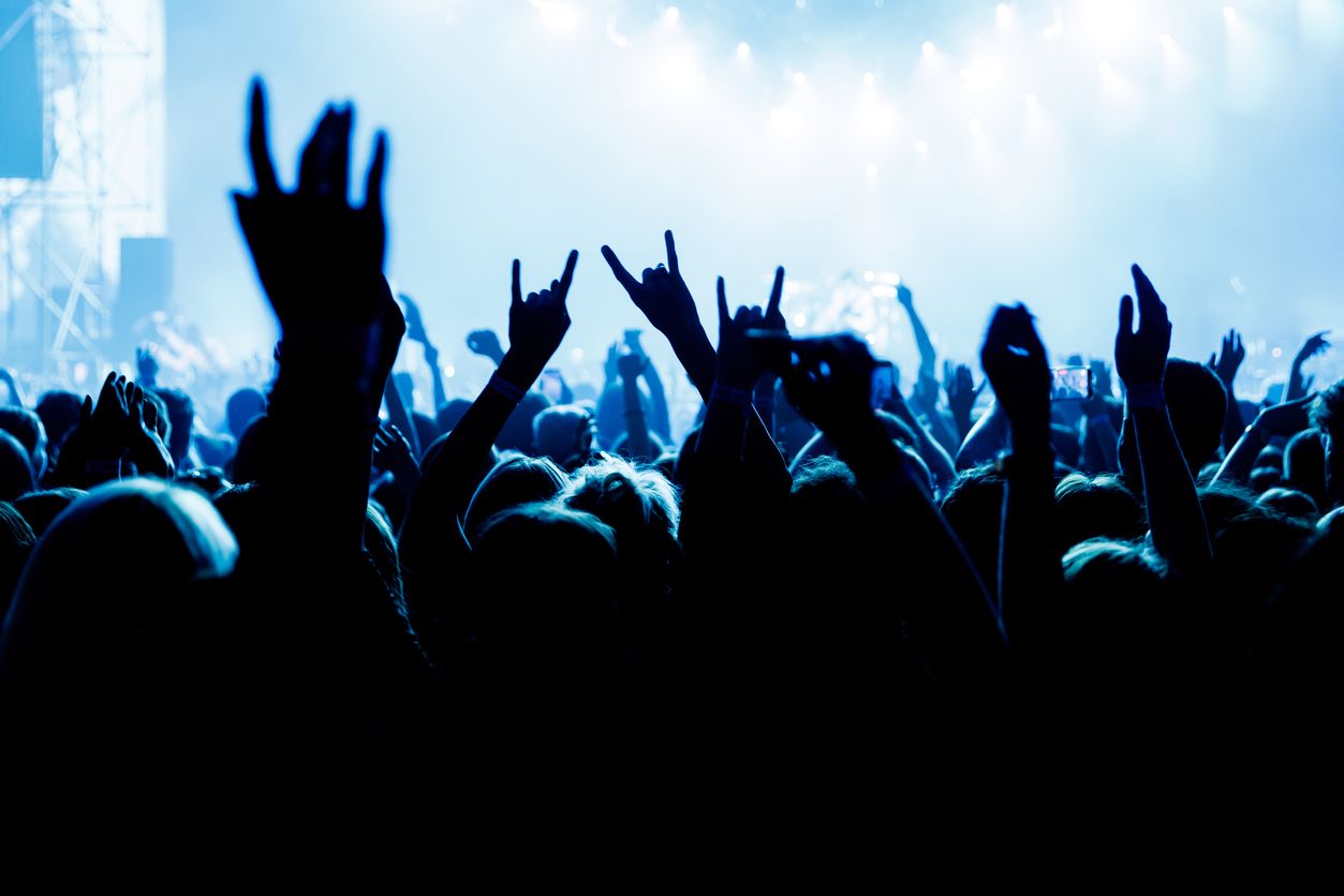 Berikut 4 manfaat mendengarkan musik rock bagi kesehatan mental, salah satunya meningkatkan suasana hati.
