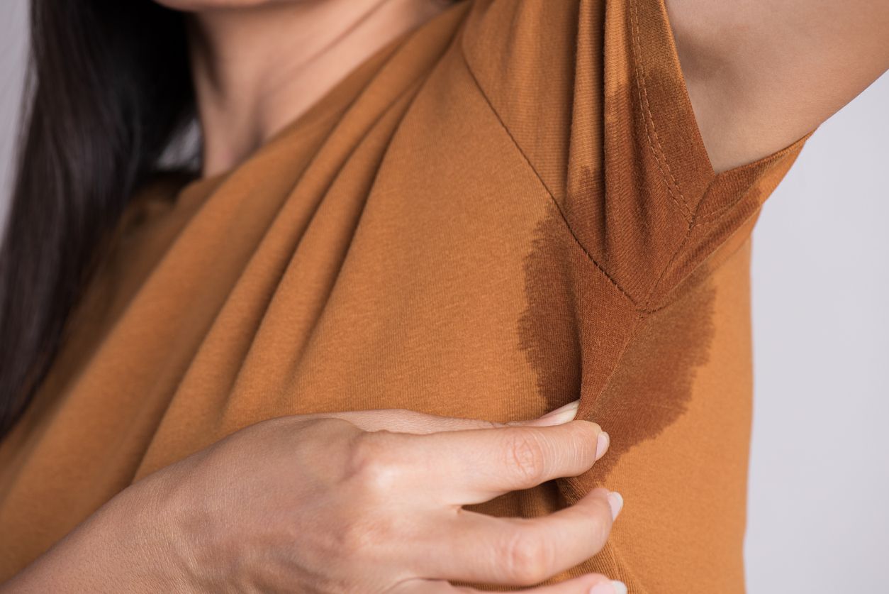 Berikut perawatan untuk ketiak basah yang viral di TikTok agar perempuan tak khawatir bau badan, pakai deodoran dan suntik botox. Simak selengkapnya!