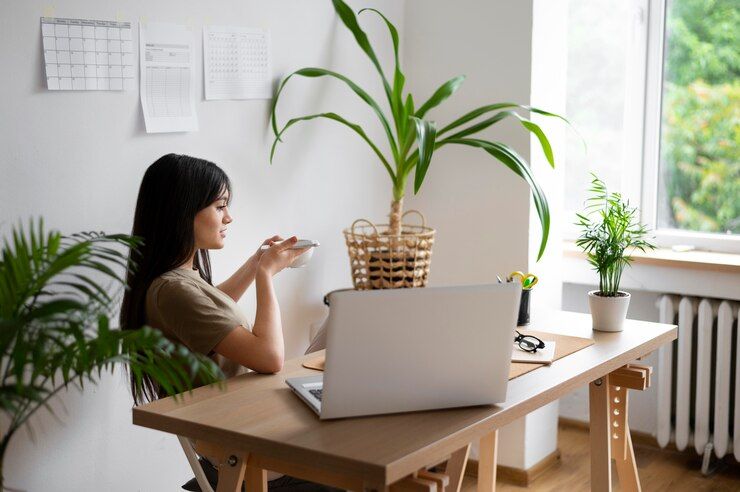 Memahami jebakan hybrid working atau budaya kerja fleksibel di mana karyawan bisa bekerja dari rumah maupun kantor.